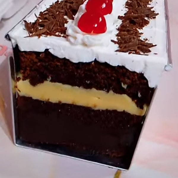 FLORESTA NEGRA COM CHOCOLATE FATIA
